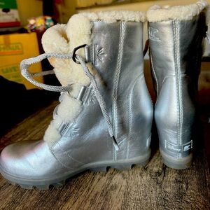 Sorel+Disney “Frozen” wedge lined winter boots, size 8.5